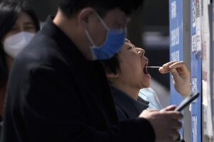 Shanghái, suma once nuevas muertes y redobla restricciones y medidas