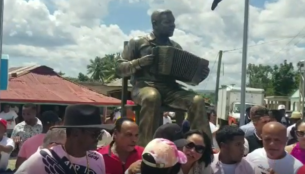 Inauguran estatua en honor a Tatico Henríquez en Las Gordas, Nagua
