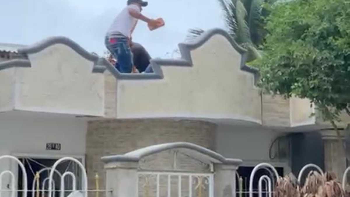 ¡Tíralo, tíralo!: Vecinos lanzan a ladrón desde el techo de una casa
