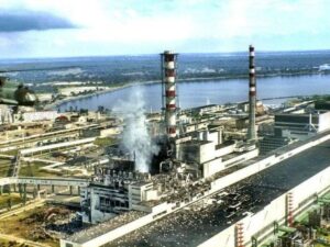Ucrania denuncia robo y destrucción de equipos en central de Chernóbil