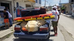 Socorristas en Río San Juan tienen que cargar sus equipos en carro