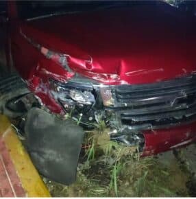 El bachatero Teodoro Reyes sufrió un accidente la noche del jueves Santo cuando se traslada por la carretera Sánchez en esta provincia.