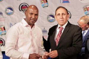 El Colegio Dominicano de Locutores (CDL) entregó un reconocimiento especial al presidente del Círculo de Reporteros Gráficos de Televisión, Corpus Montero, por su ejercicio en los medios de comunicación.