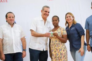 Abinader supervisa entrega de 6 mil nuevas tarjetas Supérate para Los Alcarrizos y SDO