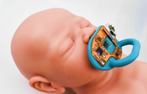 Crean chupete bioelectrónico para monitorear salud de bebés en hospitales