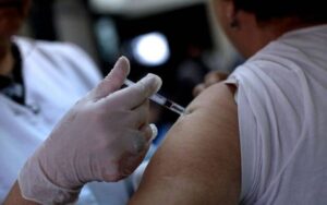 Pacientes obesidad severa generan menos anticuerpos ante vacuna Covid