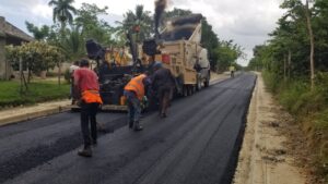 Obras Públicas inicia asfaltado de carretera Arroyo Al medio, Río San Juan