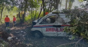 Chófer y enfermera resultan heridos tras accidentarse ambulancia en Dajabon