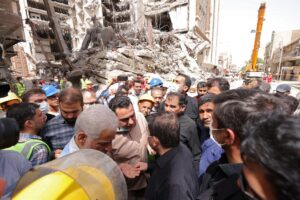 Asciende a 28 el número de muertos en el derrumbe de un edificio en Irán