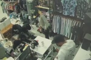 Delincuentes asaltan tienda a punta de pistola en Nagua