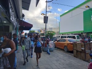 En víspera de Día de las Madres personas visitan tiendas de la avenida Duarte
