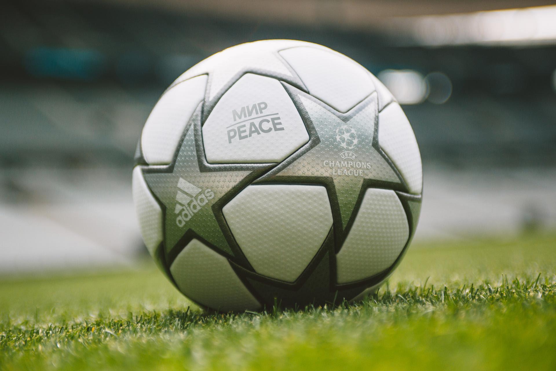 Balón de la final de la Liga de Campeones con mensajes de paz