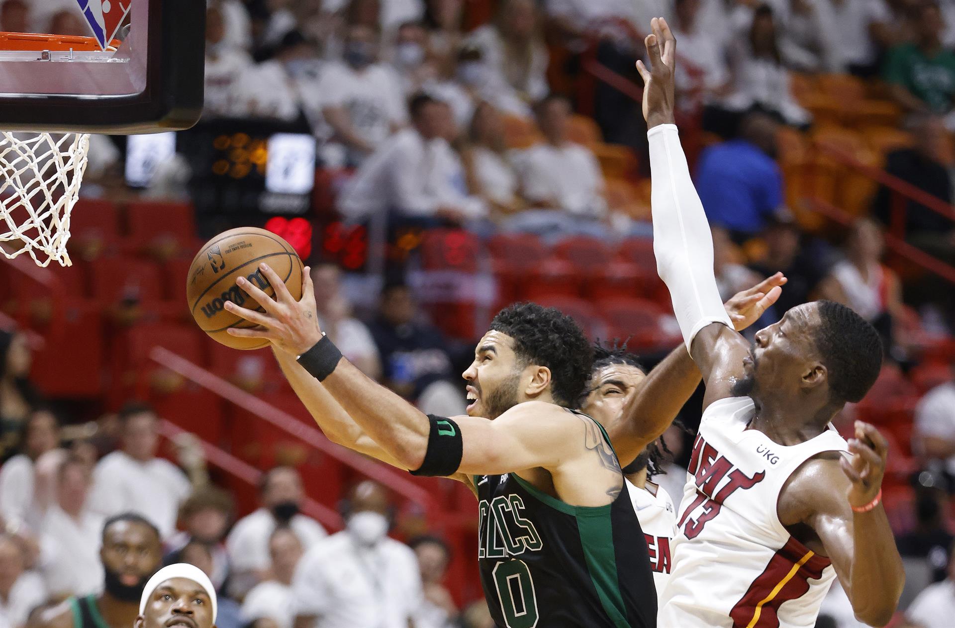 Brown y Tatum encaminan a los Celtics ante el Heat