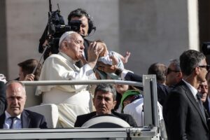 El papa Francisco pide el cese de la circulación indiscriminada de armas