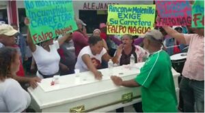 Con funeral simbólico, exigen arreglo de calles en San José de Matanzas