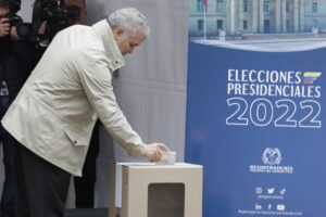 Iván Duque vota y pide a los colombianos ir a las urnas sin odio