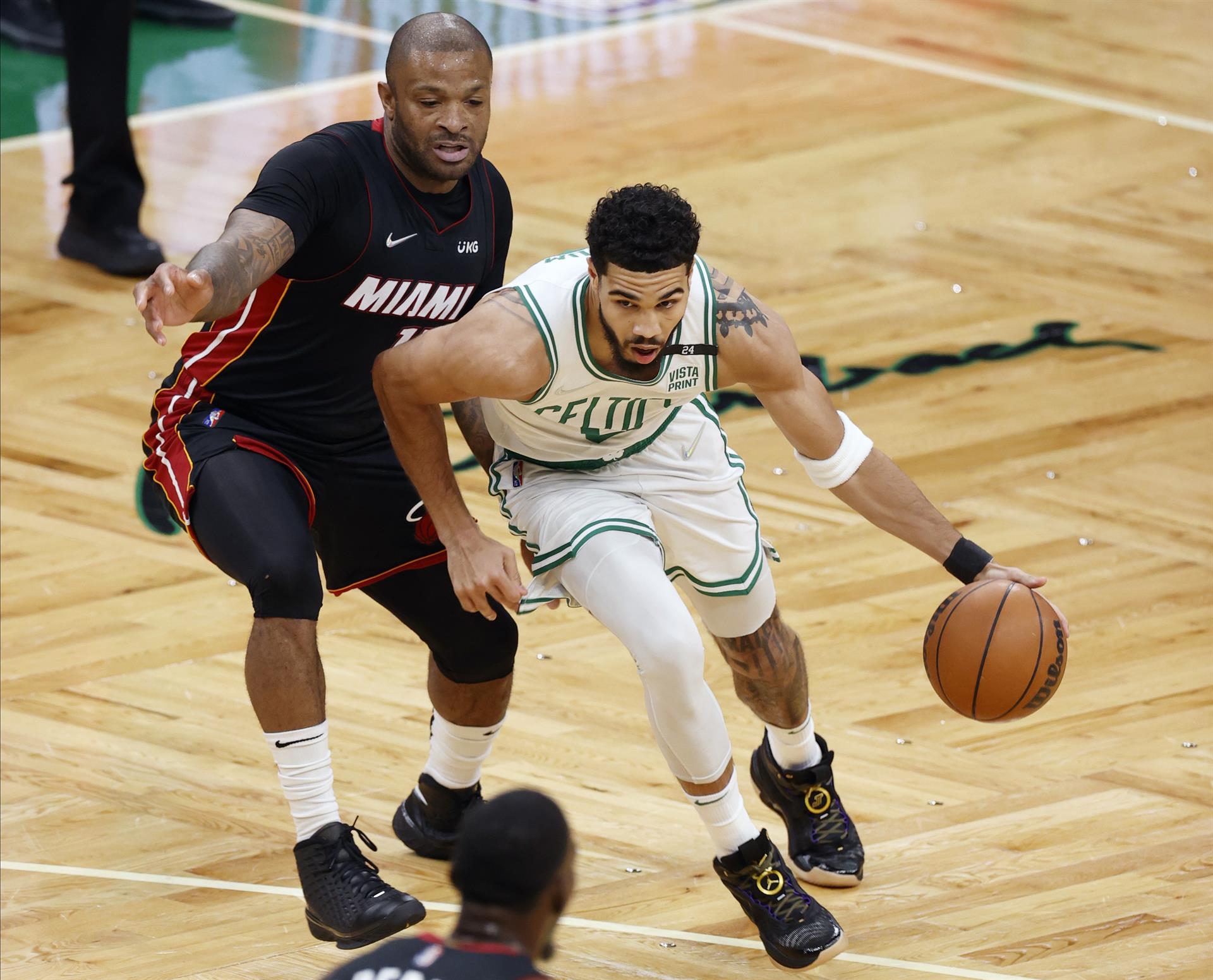 Jayson Tatum arrasa y los Celtics igualan la serie al Heat