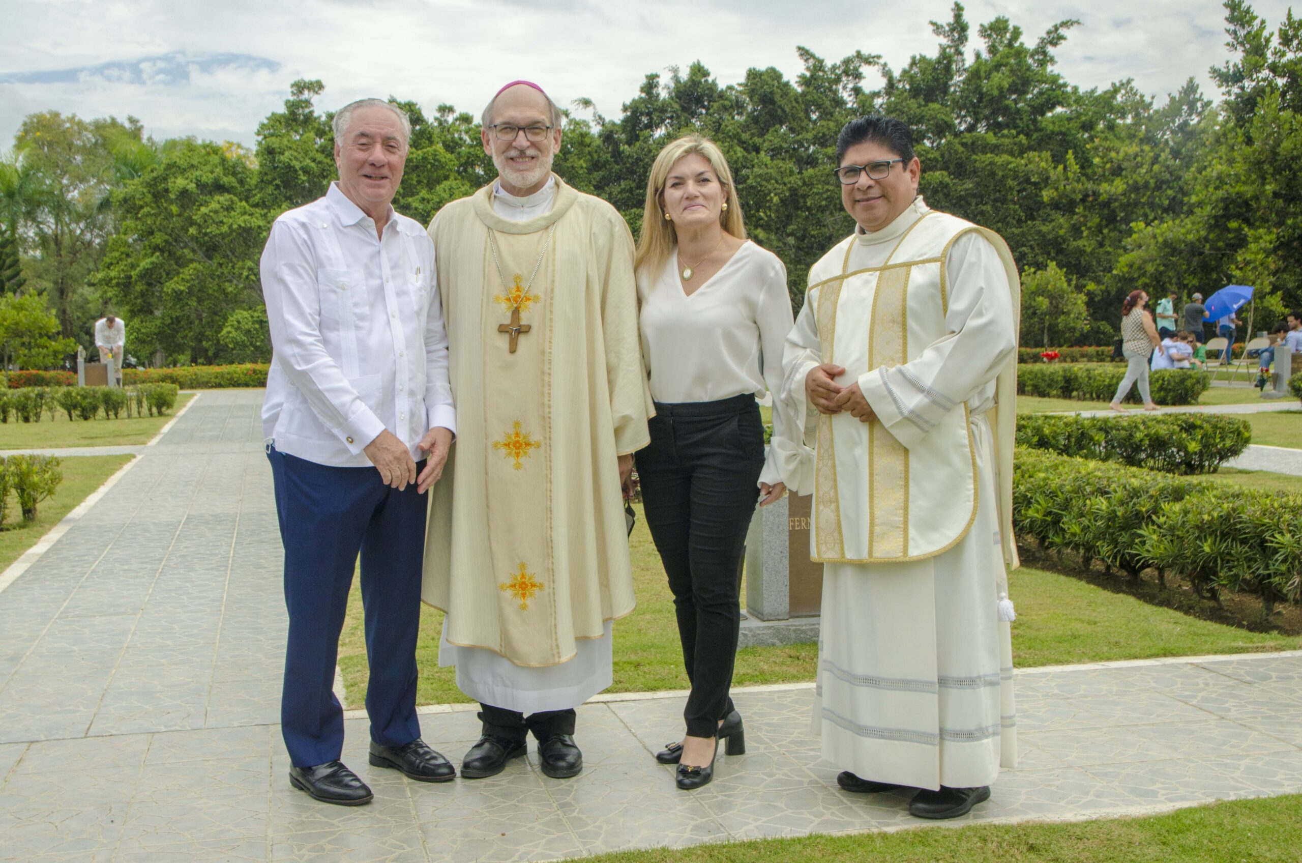 Leonardo Vargas, Monseñor Victor MAsalles, Michelle Selman y Padre Roberto