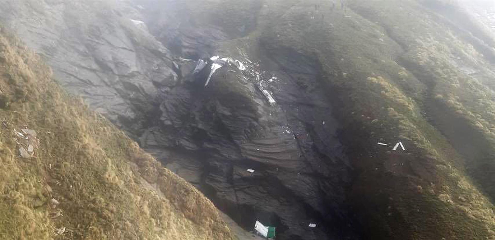 Los equipos de rescate encuentran 14 cadáveres del avión accidentado en Nepal
