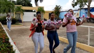 Alcalde  de Bayaguana sorprende con rosas y chocolates a las madres