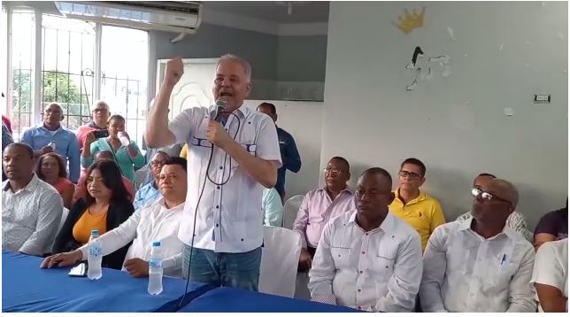 PRM juramenta empresario y exdirigentes del PLD en San Cristóbal