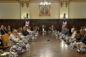 El presidente Luís Abinader se reunió este martes  con los ministros y directores generales para dar seguimiento al programa «El Gobierno en las Provincias»
