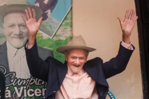 Récord Guiness certifica al hombre más viejo del mundo con 112 años