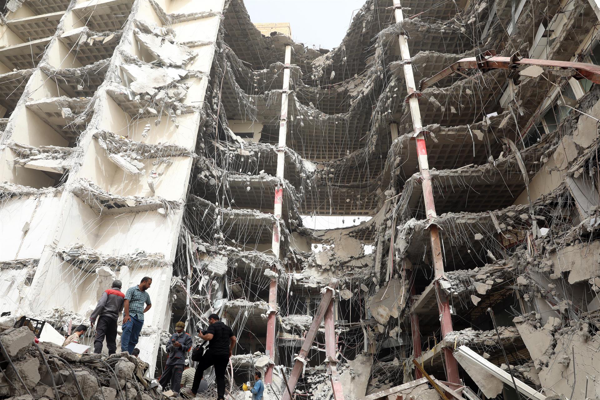 Suben a 14 los muertos en el derrumbe de un edificio en Irán