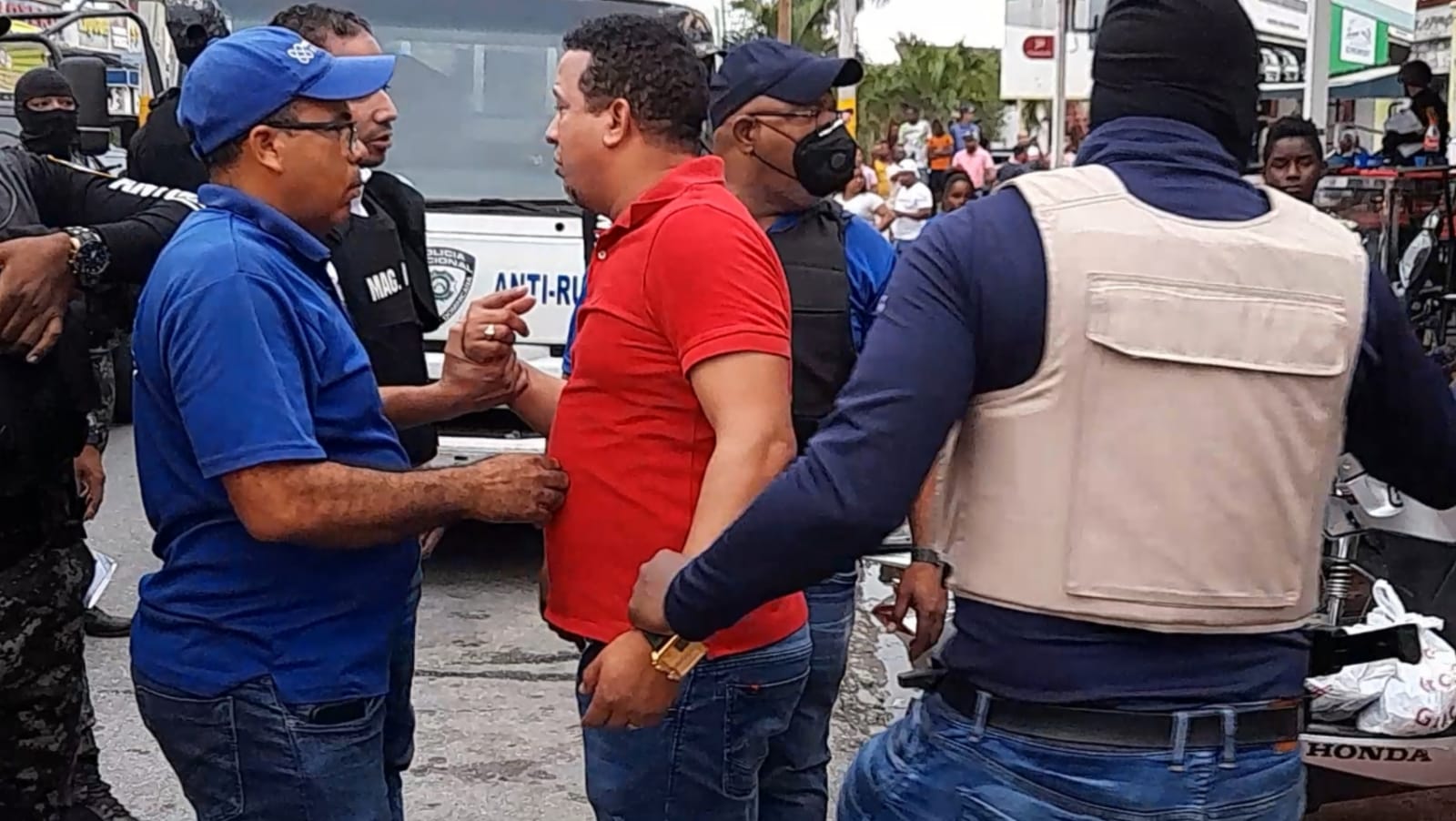Altercado entre policías y ciudadanos por incautación de bocinas termina con varios heridos