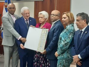 Cámara de Diputados reconoce trayectoria de Milagros Ortiz Bosch