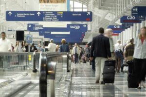 Aeropuertos europeos dicen falta de personal traerá retrasos en verano