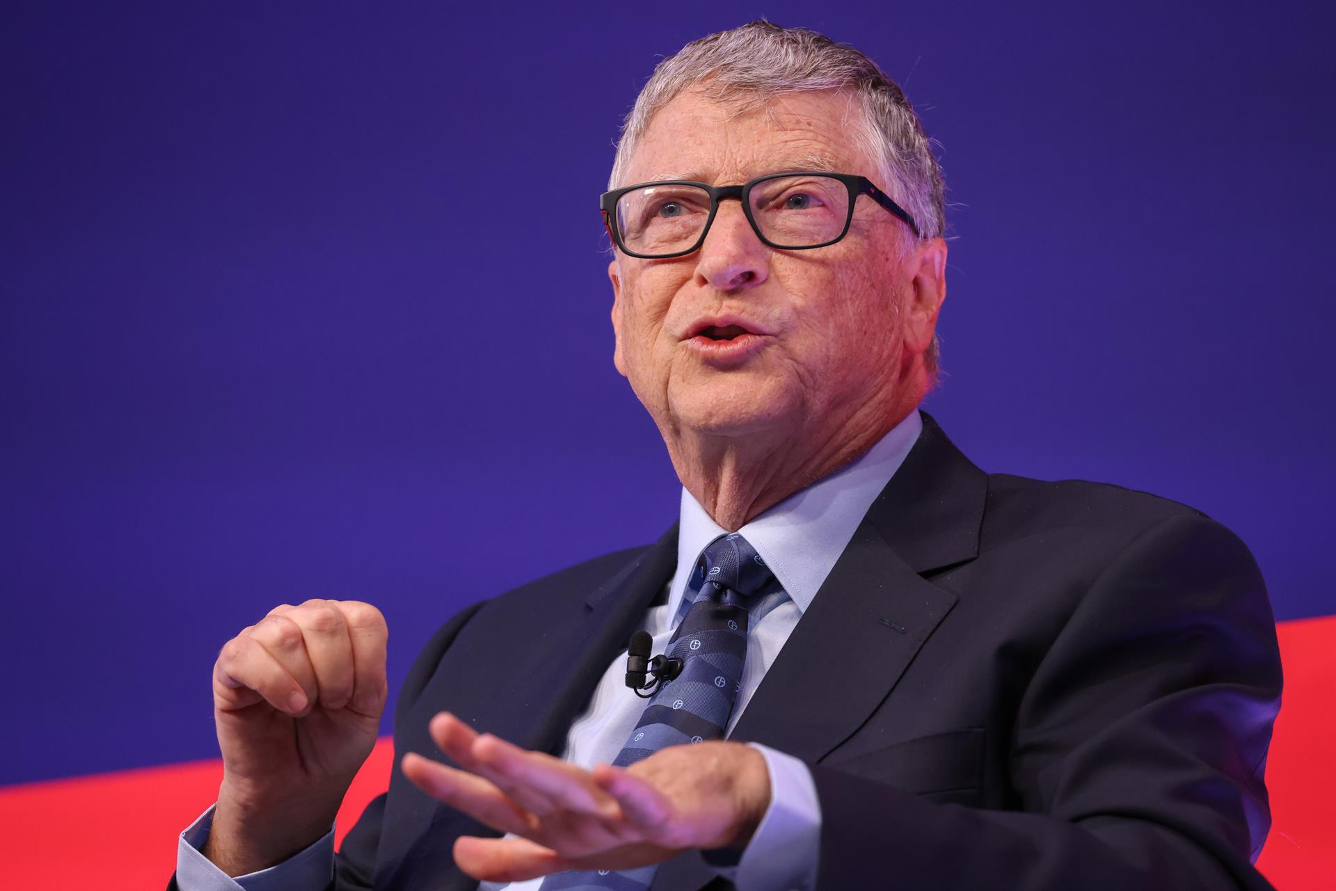 Bill Gates recibe críticas de antivacunas tras anunciar contagio covid