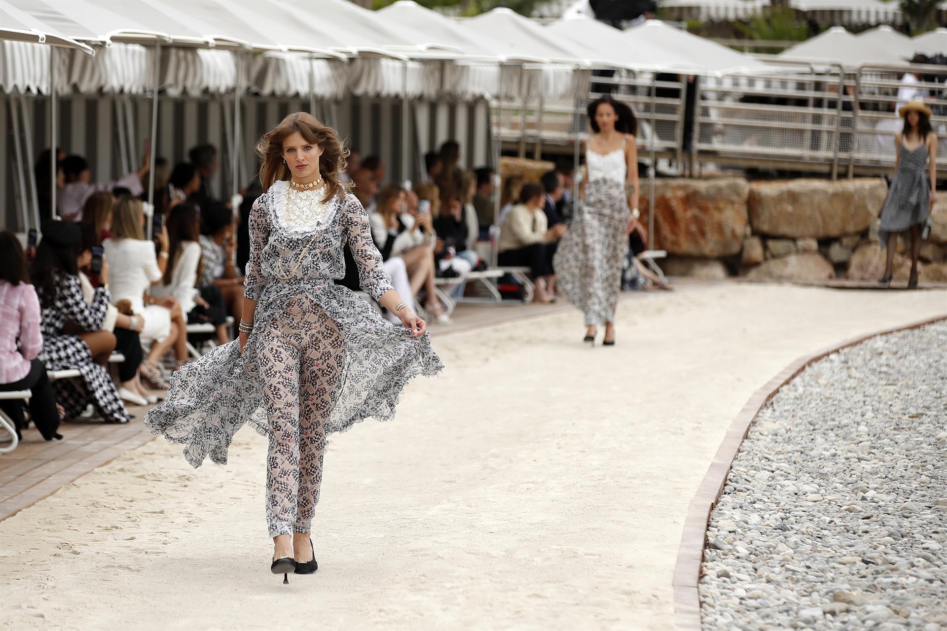 Chanel vuelve a sus raíces más "chic" con un desfile en Mónaco