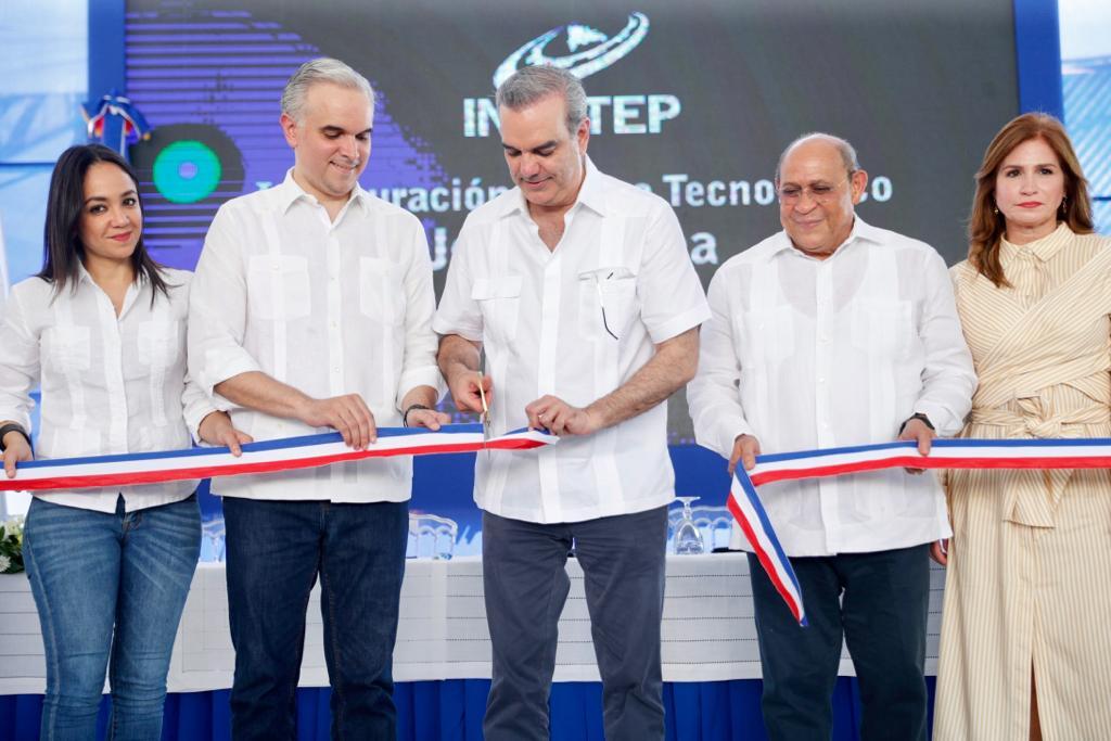Abinader inaugura Centro Tecnológico en el sector Mejoramiento Social