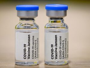 EE.UU. limita el uso de vacuna de J&J por riesgo de coágulos de sangre