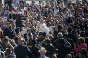 El papa saludó a esposas de oficiales que están en la acería Azovstal