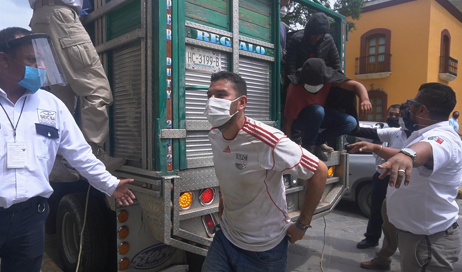 Hallan a 53 migrantes hacinados en un vehículo de carga en México