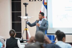 Liga Municipal Dominicana imparte taller de uso de drones a encargados de Planeamiento Urbano de los ayuntamientos