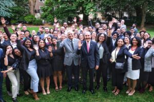 García Fermín llama a estudiantes dominicanos en Londres a poner en alto el prestigio de la República Dominicana