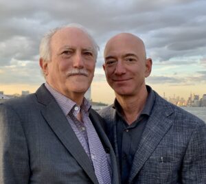Miguel y Jeff Bezos