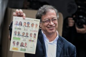 A Petro se le quedó la cédula al momento de votar en Colombia
