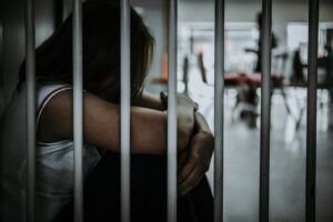 Cinco años de prisión a mujer que agredió a su pareja en San Pedro de Macorís