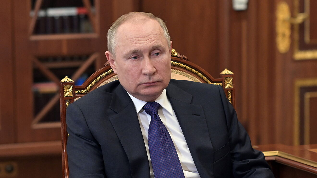 Rusia: Putin prohíbe operaciones con compañías y personas sancionadas