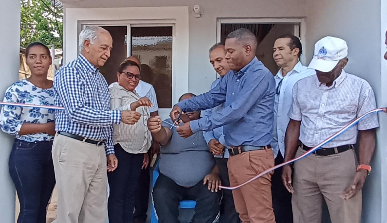 Alcalde del Limón de Samaná entrega vivienda a joven discapacitado