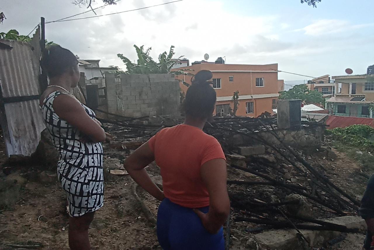 Familia de Samaná pierden todo tras incendiarse vivienda; piden ayuda