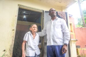 Alcalde de Los Alcarrizos lleva asistencia médica a señora de 87 años