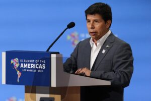 Presidente de Perú renuncia al grupo con el que llegó al poder