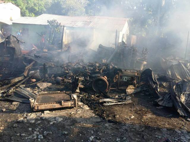 Incendio destruye local de repuesto para vehículos en Barahona