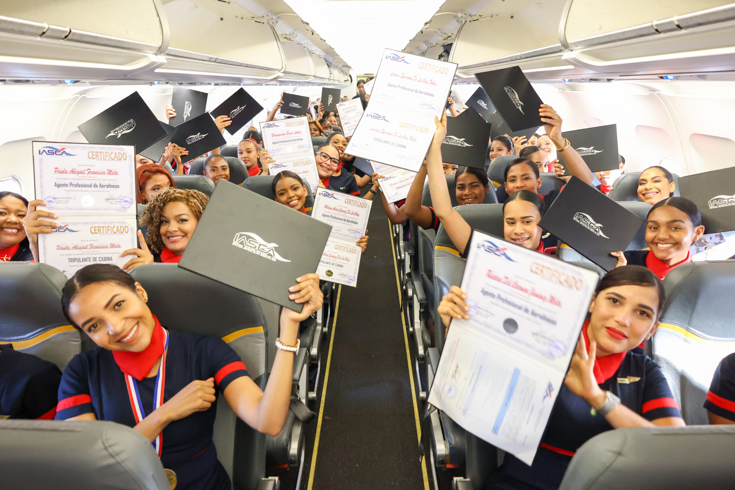 Escuela Inter Aviation Services gradúa 100 estudiantes dominicanos en pleno vuelo