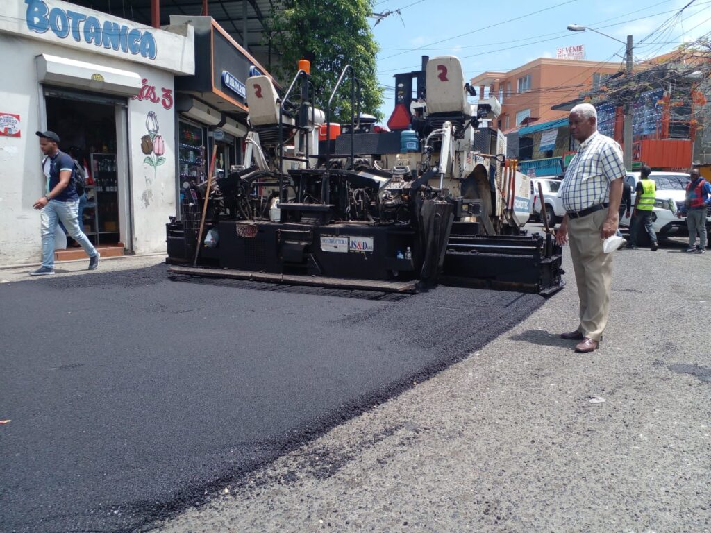Obras Púbicas informa reconstrucción de avenida Los Beisbolistas está en fase final